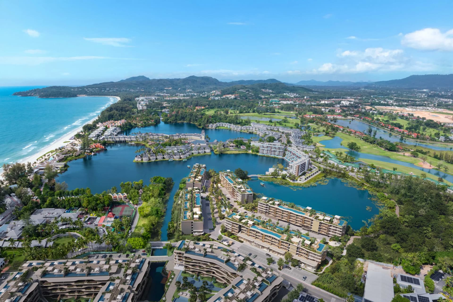 Laguna Phuket จากมุมสูง: Bellaguna Lake Residences ข้างลากูนสีเทอร์ควอยซ์ หาดบางเทาอยู่ทางซ้าย